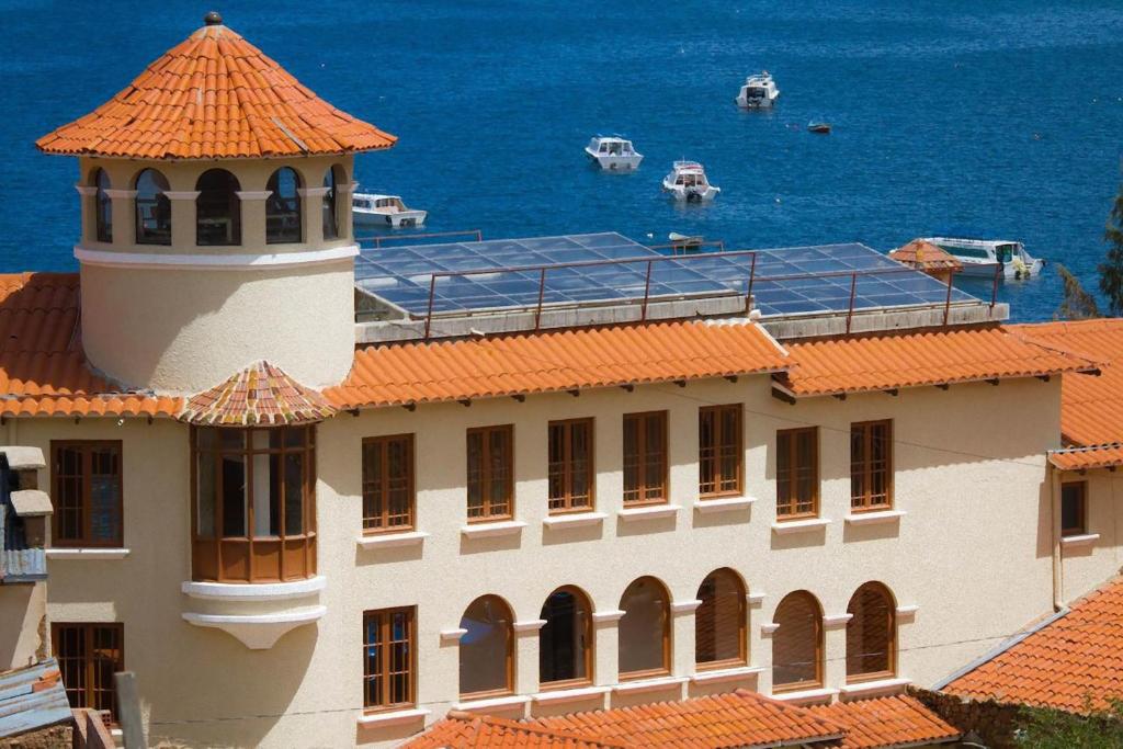 科帕卡巴纳罗萨里奥拉戈提提卡卡酒店的一座建筑,上面有一个灯塔,靠近大海