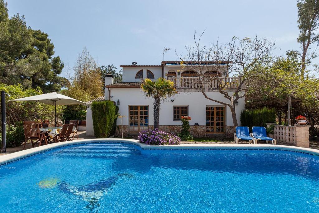 巴塞罗那Villa Gessami的房屋前的大型游泳池