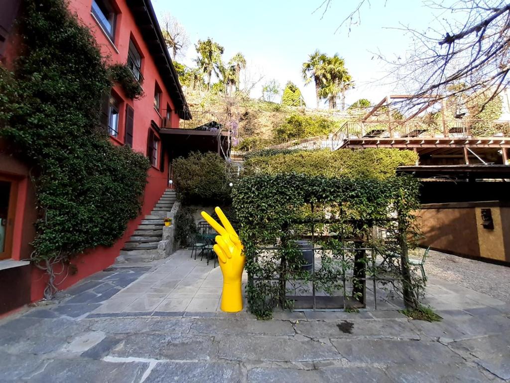 阿格诺La casa di Arnaldo La cuccia的坐在建筑物旁边的黄色消防龙头