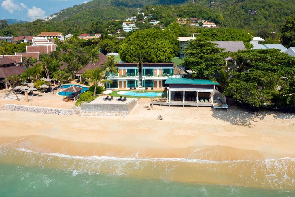 拉迈4U Resort Samui的海滩上的度假村的空中景观