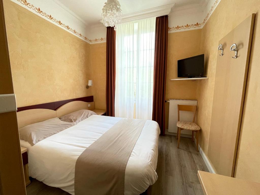 La BrigueLe Mirval的酒店客房,配有床和电视