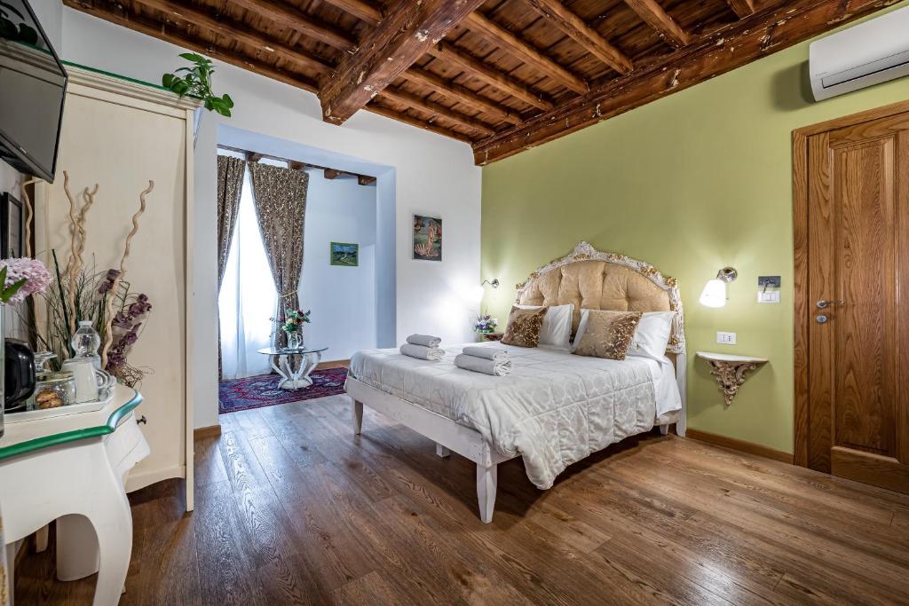 佛罗伦萨拉斯特拉多洛住宿加早餐旅馆的一间卧室配有一张床和一张书桌