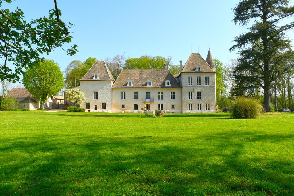 BoyerChâteau de Pymont的一个大房子,有大片草地