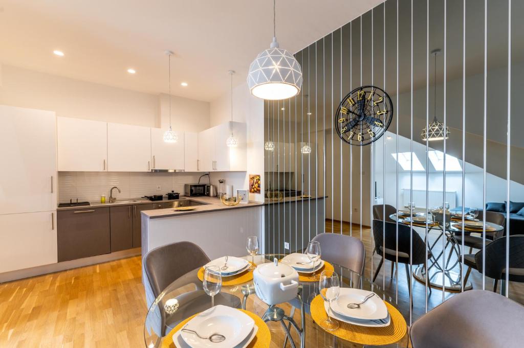科普里夫尼察Apartments Adversarium的厨房以及带桌椅的用餐室。