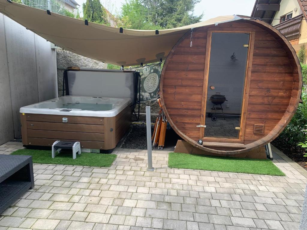 Ramsberg4 * Wohnung SPA Whirlpool & Sauna in Seenähe的浴缸和木制浴缸