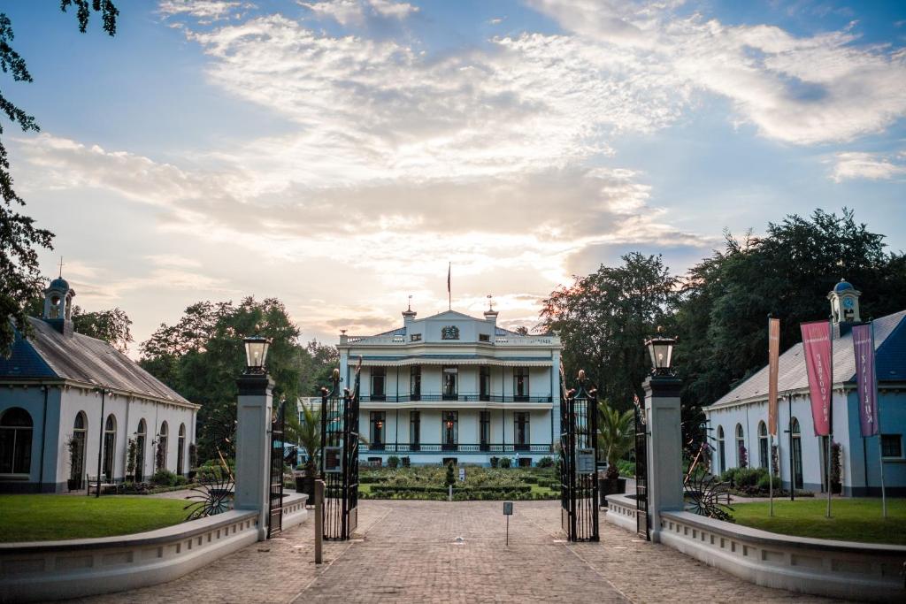 皮滕Kasteel De Vanenburg的前面有门的白色建筑