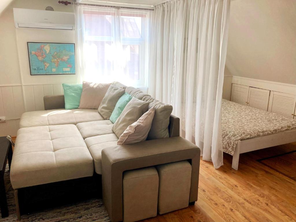 派尔努A5 Studio的客厅配有白色沙发和窗户