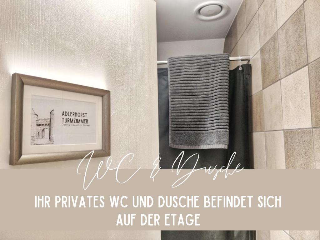 OberstammheimHotel & Restaurant Schloss Schwandegg的带有标志的浴室,上面有我们升级的标志