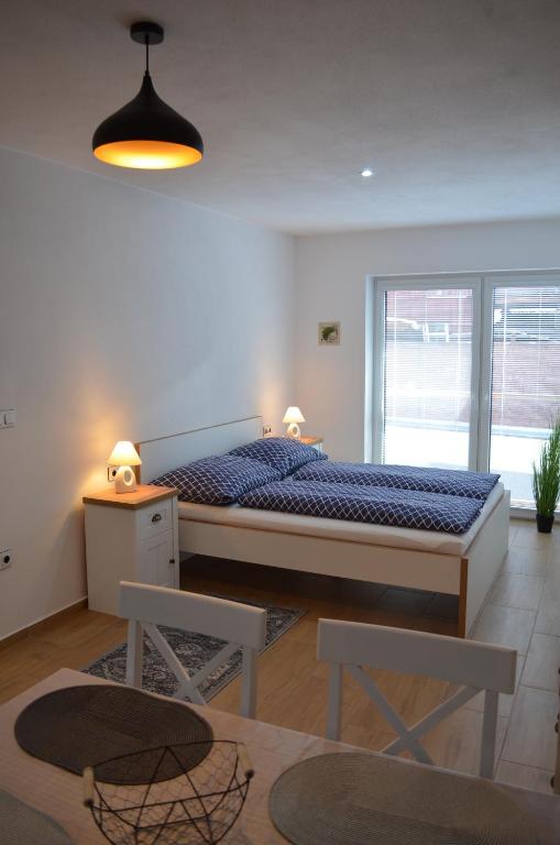 泰尔奇Apartmány Pod náměstím 2的一间卧室配有一张带蓝色棉被的大床
