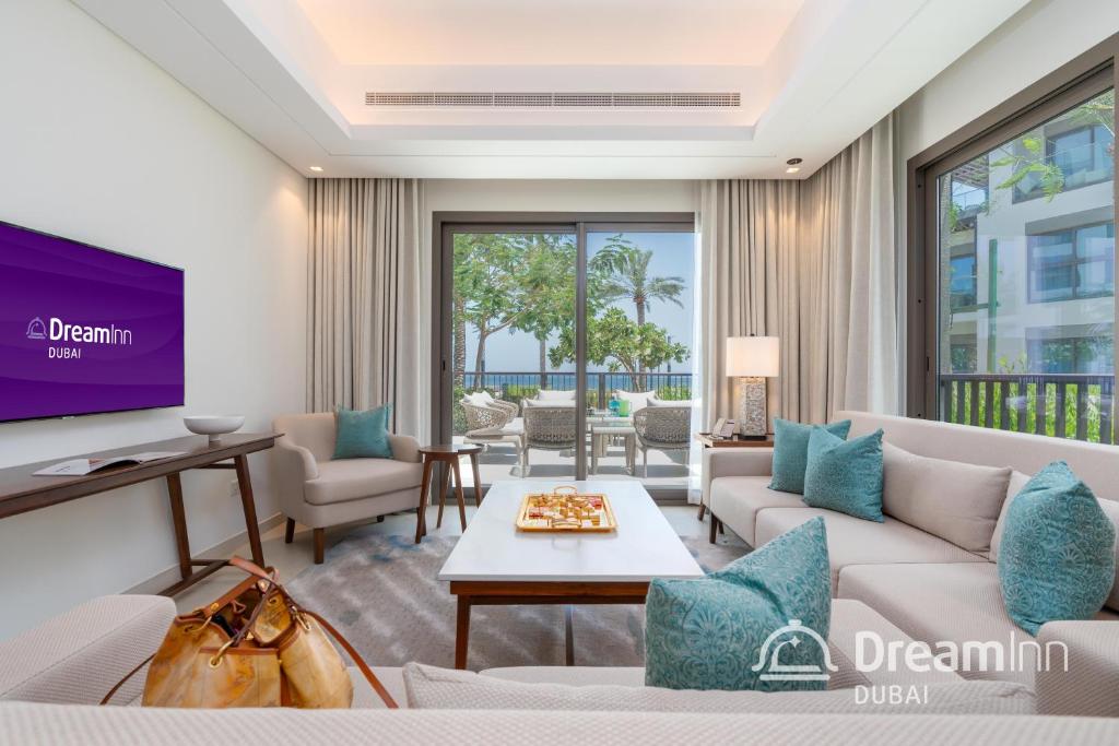 富查伊拉Dream Inn Apartments - Address Beach Residence Fujairah的带沙发和电视的客厅