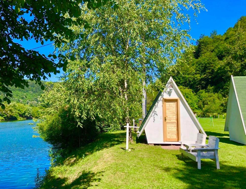 波斯尼亚克鲁帕Una Kamp的湖畔小房子,带长凳