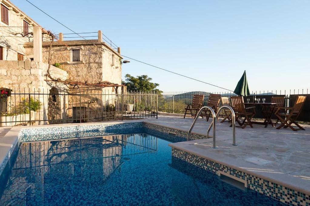 斯拉诺Private pool villa - Meditteranean peace的大楼前的游泳池
