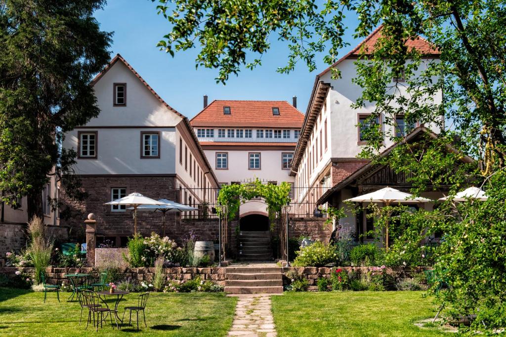 拉尔Palais Wunderlich的一座带花园和草坪的房屋