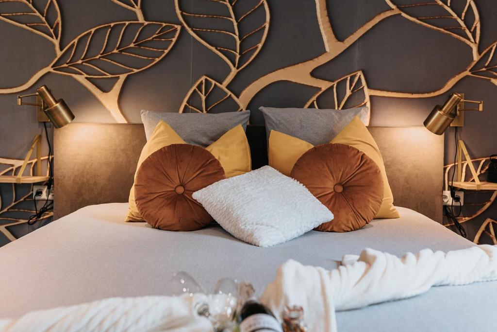法尔肯堡Vida Verde的一间卧室配有带枕头的床