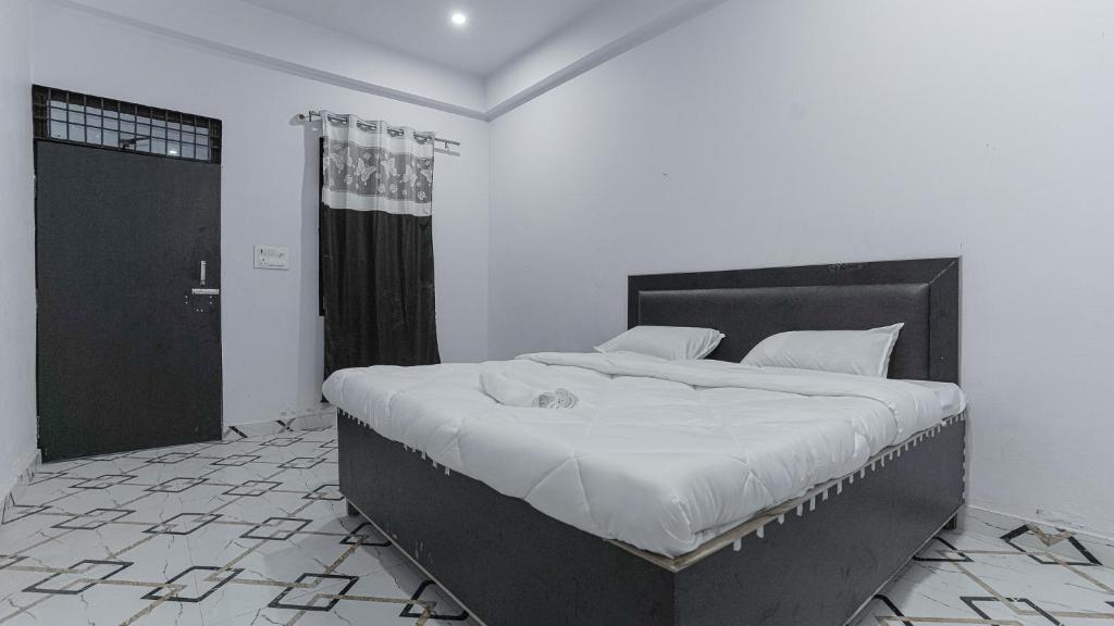 阿格拉Kaka Ji Palace By WB Inn的一间卧室配有一张大床和黑色床头板
