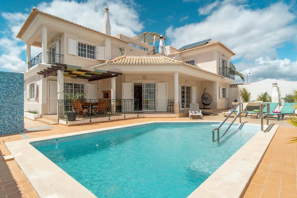 蒙卡拉帕舒LV Premier Algarve FU1- pool, AC, garden, sea view的别墅前设有游泳池