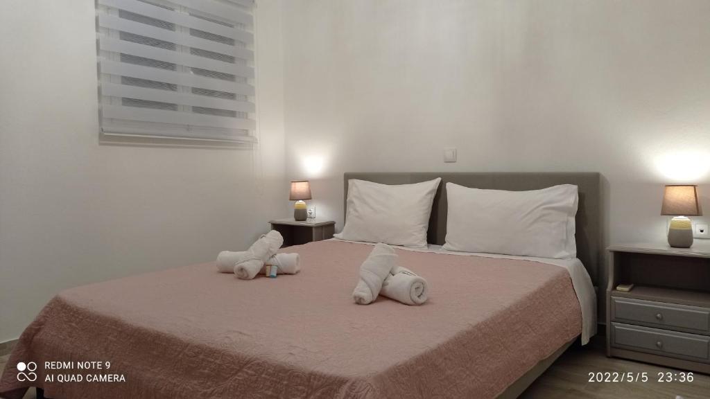 加藤-达拉特索Sunshine Apartments的两个塞满了东西的动物坐在床上
