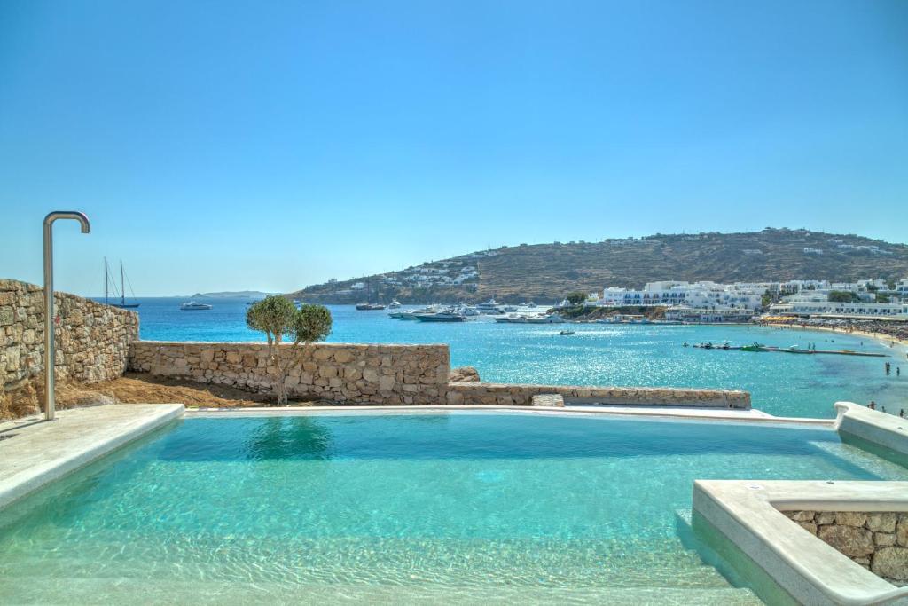 普拉迪斯亚罗斯The Absolute beachfront luxury villa的海景游泳池