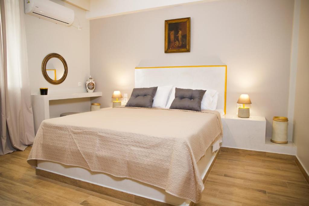 雅典Praxitelis Luxury Apartments的一间白色卧室,房间内设有一张大床