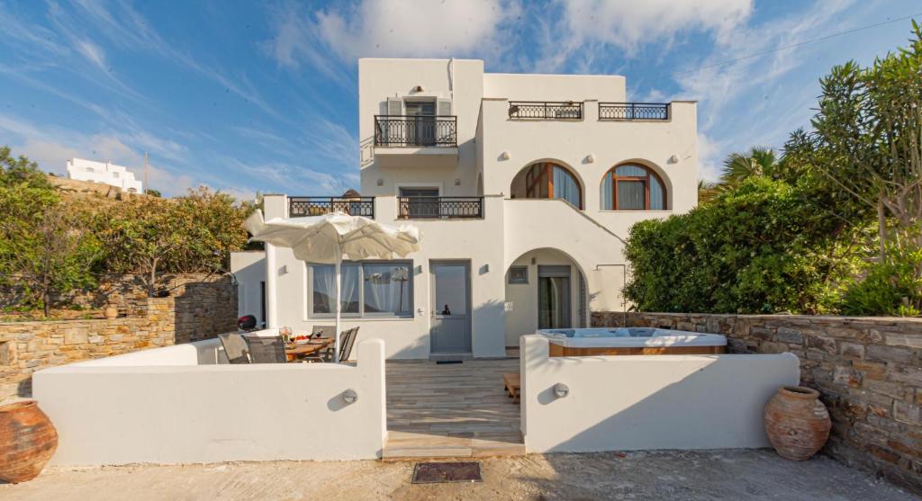 Glinado NaxosVilla Di Sergio的一座白色的房子,前面设有一个游泳池