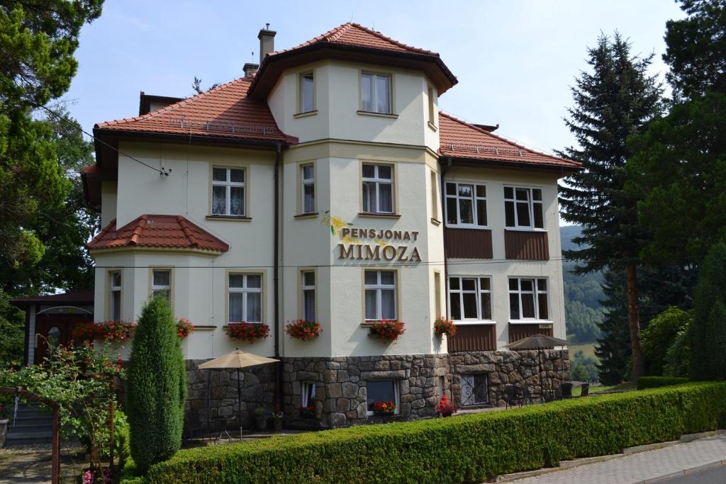 希维拉杜夫-兹德鲁伊鹏斯吉纳特米默兹酒店的一座白色的大建筑,有红色的屋顶