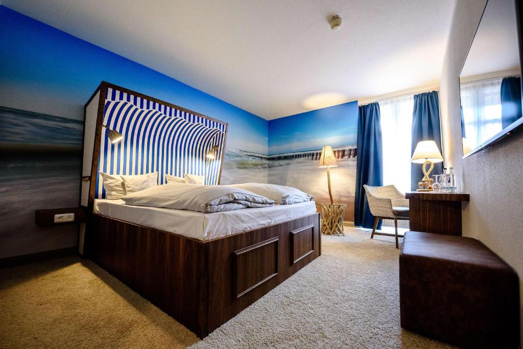 阿尔蔡Dorint Hotel Alzey/Worms的一间卧室配有一张带蓝色墙壁的大床