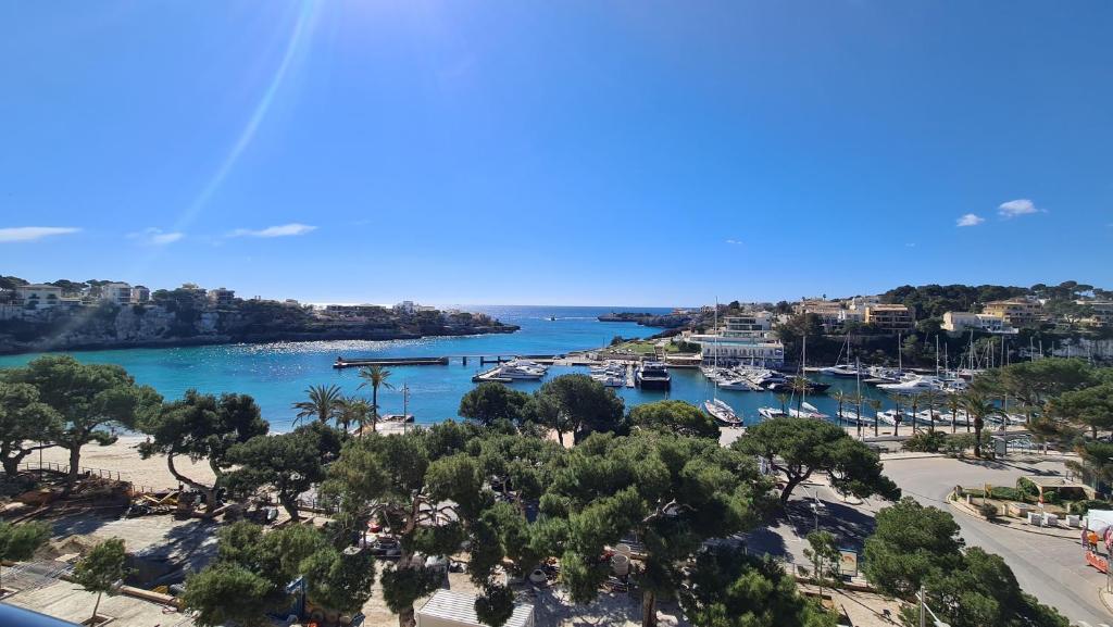 克里斯托港Dimi Holidays Porto Cristo SLU Meerblick Apartment 2 -Hafen Porto Cristo 120 m zum Strand的享有海港和水中船只的景色