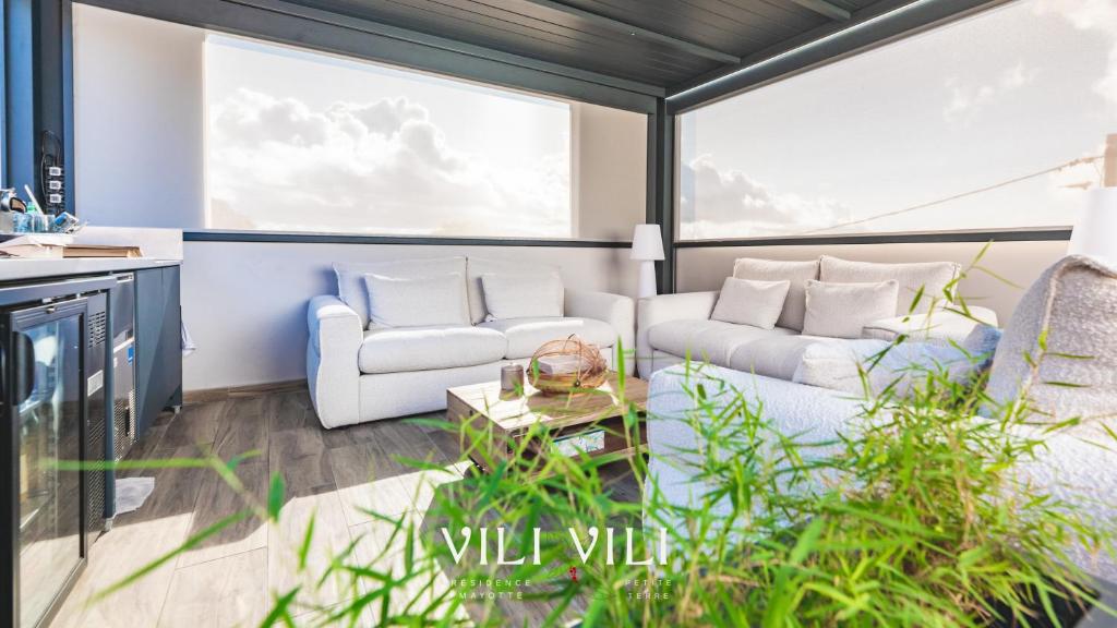 藻德济Résidence Vili Vili的客厅配有两张沙发和一张桌子