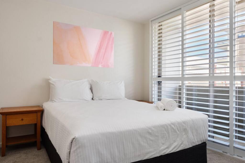 悉尼Heart Of Manly and Close to Everything的卧室设有一张白色大床和一扇窗户。