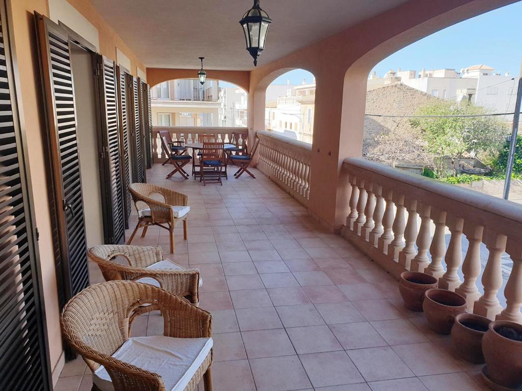 科洛尼亚圣霍尔迪Sol 28的一个带桌椅的阳台和一个美景露台。