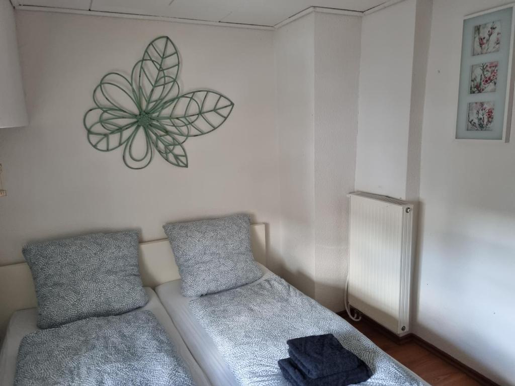 WeimarSchöne Wohnung im Zentrum von Ahnatal的客厅配有沙发和墙上的花朵