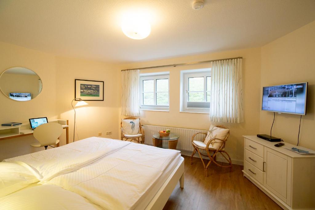 维滕Haus Therese *FeWo 14*的一间卧室配有一张床和一台电视。