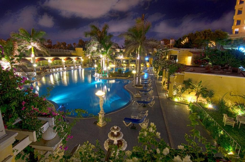 亚历山大天堂海滩度假酒店的享有游泳池的顶部景色
