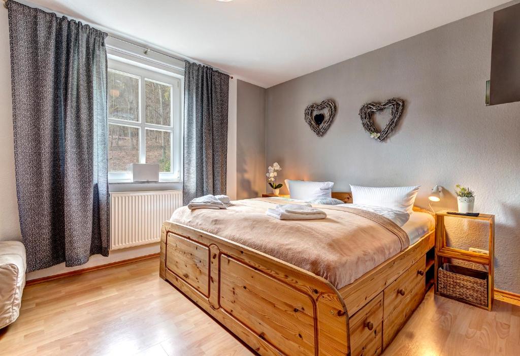 赛巴特班森Villa Margot - FeWo 10的一间卧室设有一张大床和一个窗户。