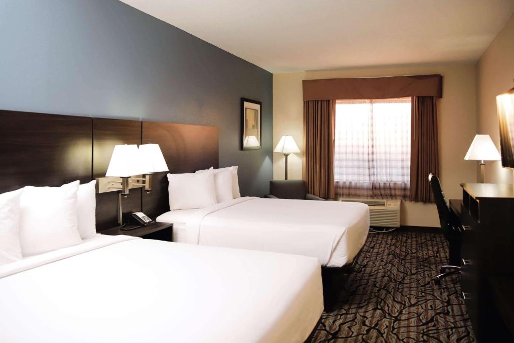 杰克逊贝蒙特旅馆套房酒店的酒店客房设有两张床和窗户。