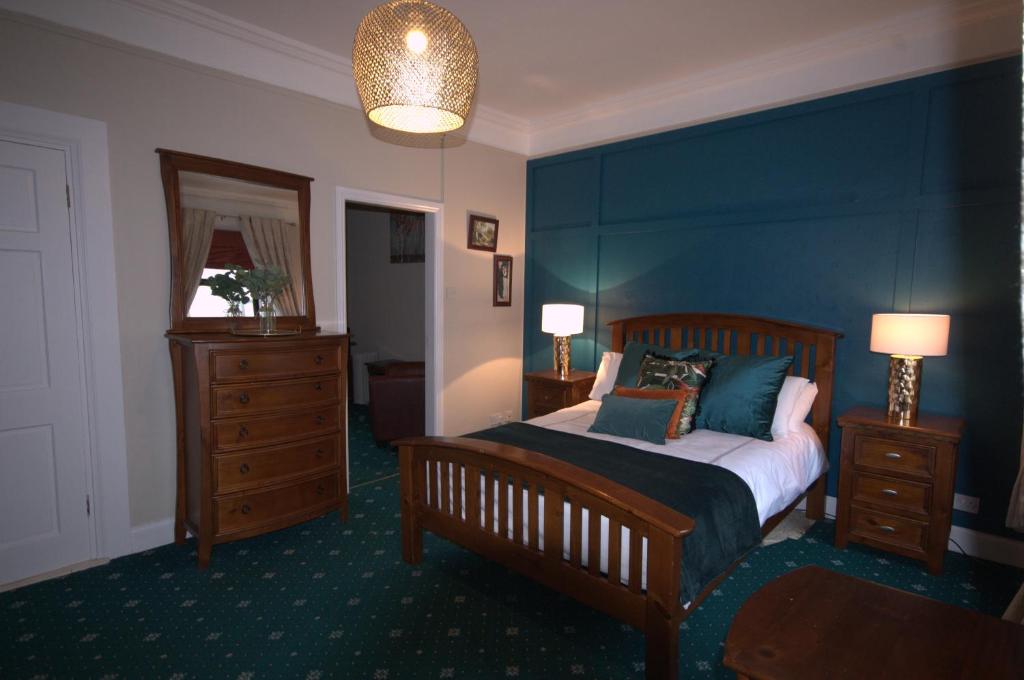 利斯托尔Lizzys Little Kitchen Town Accommodation的一间卧室设有一张床和蓝色的墙壁