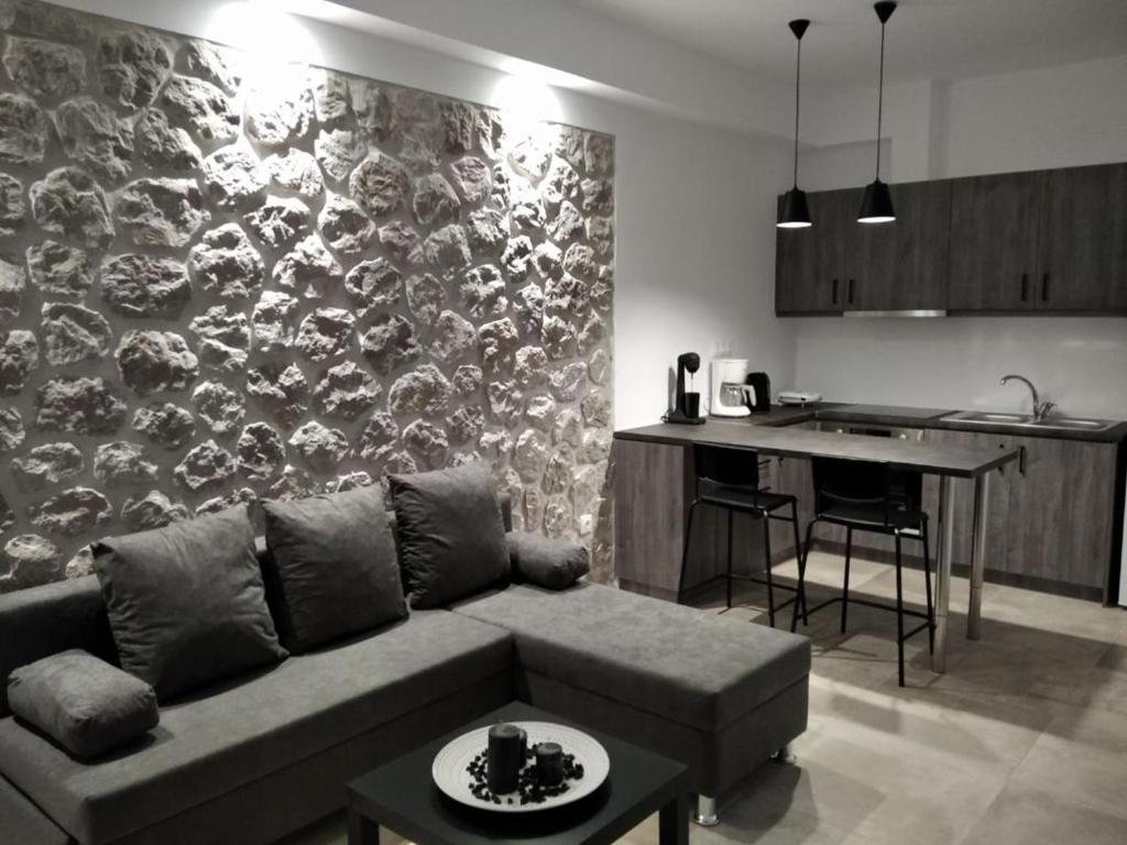 埃尔米奥尼Armonia - Brand new apartment in Ermioni Village的带沙发的客厅和厨房
