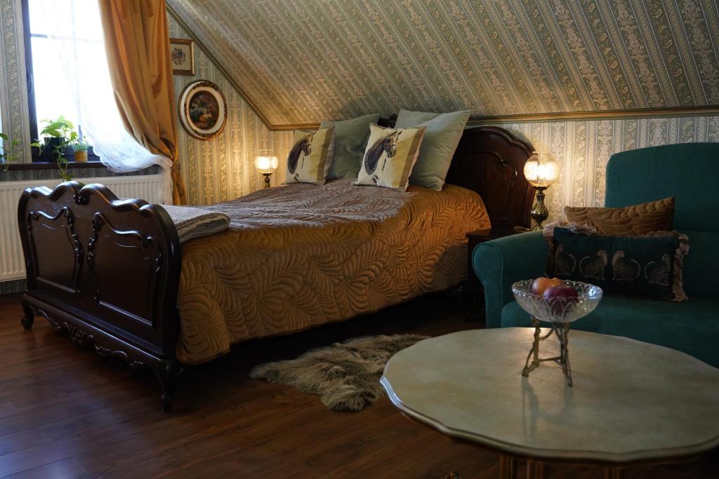 斯塔勒亚布伦基Królowa Luiza i Wiking的一间卧室配有一张床、一张桌子和一张沙发