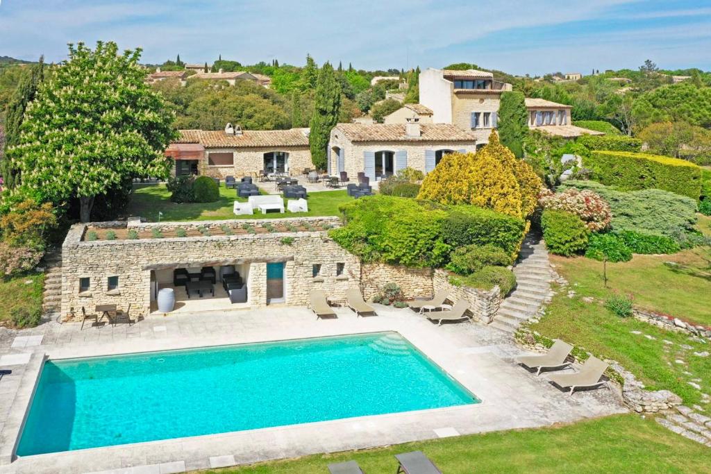 戈尔德Domaine de l'Enclos的享有带游泳池的别墅的空中景致