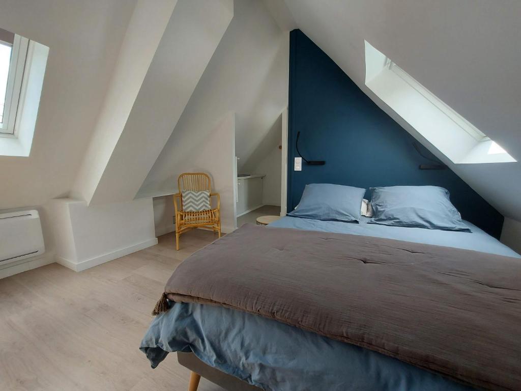 勒鲁Havre de paix et jardin tropical. Chambre privée的一间卧室设有一张蓝色墙壁的大床