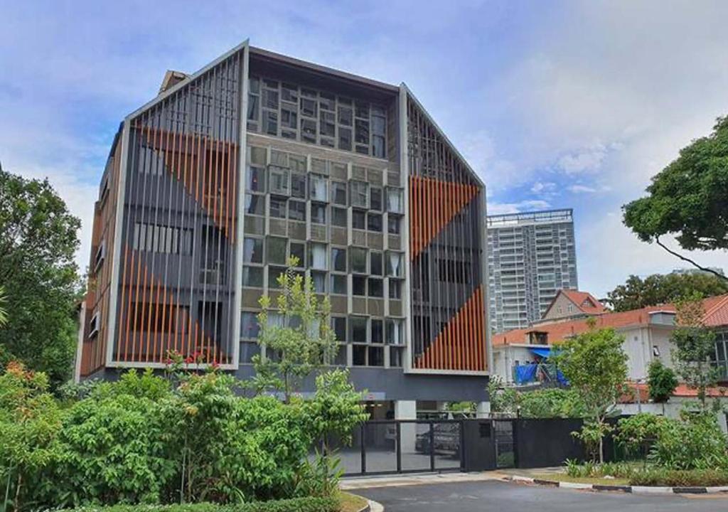 新加坡Moulmein Studios by K&C Serviced Apartment的一座拥有许多窗户的大型建筑