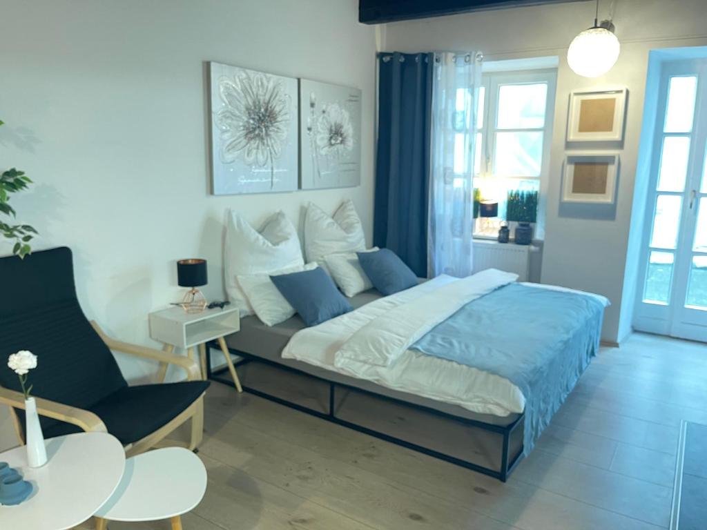 帕绍Apartment threeRivers的一间卧室配有一张床、一张沙发和一张桌子
