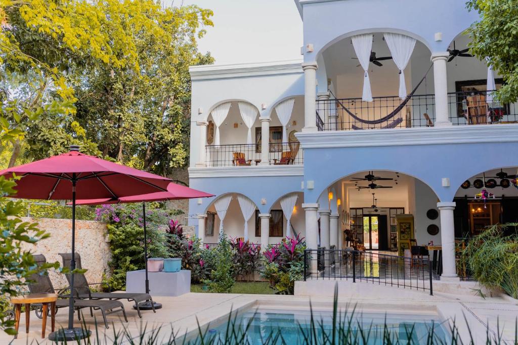 巴利亚多利德波萨达圣胡安酒店的一个带游泳池和庭院的别墅