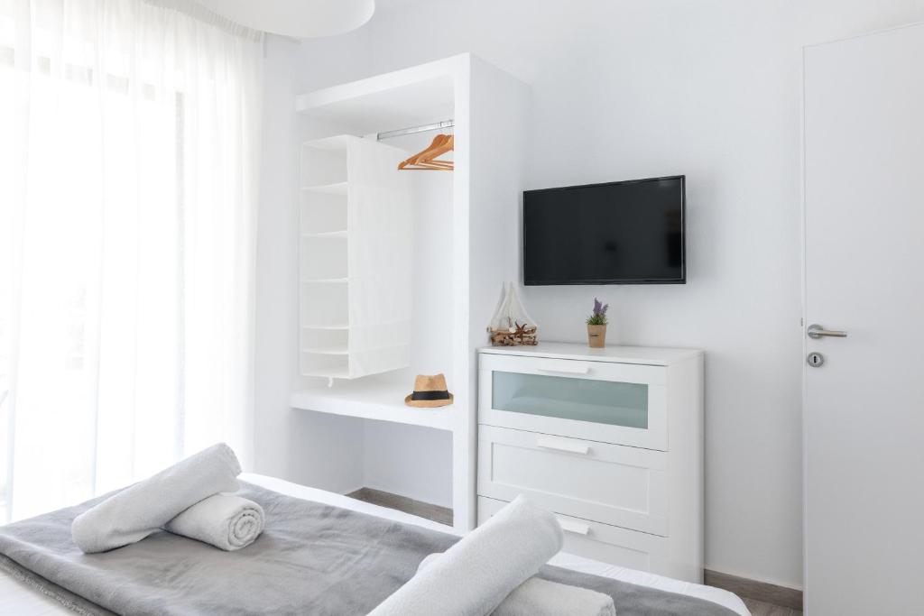 斯卡拉福卡斯Valasi Apartments的白色的客厅配有电视和沙发
