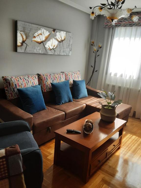 里瓦德塞利亚Sellamante2的带沙发和咖啡桌的客厅