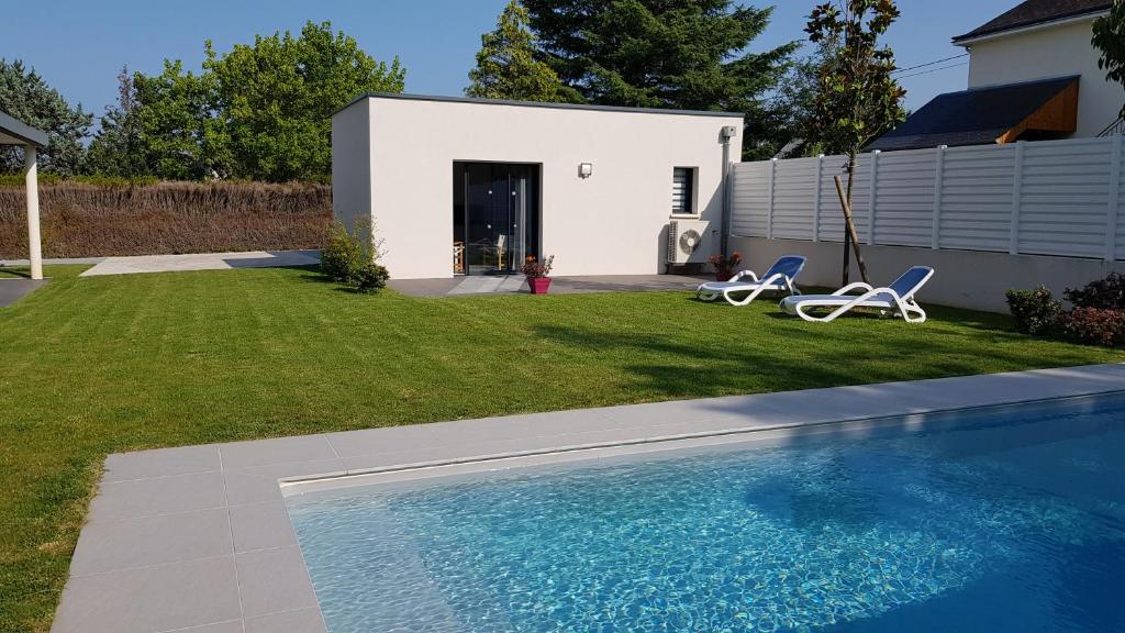 阿姆博斯La Chouette d'Amboise的后院设有游泳池和2把草坪椅