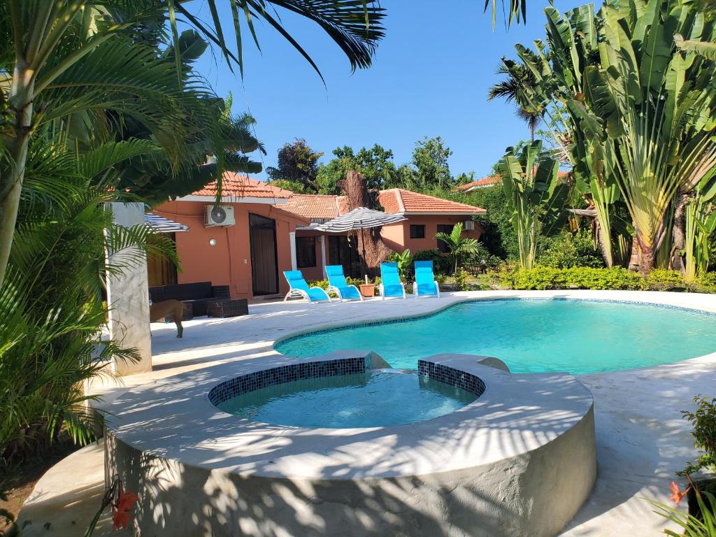 苏莎亚Villas Vargas的一个带椅子的庭院和房子的游泳池