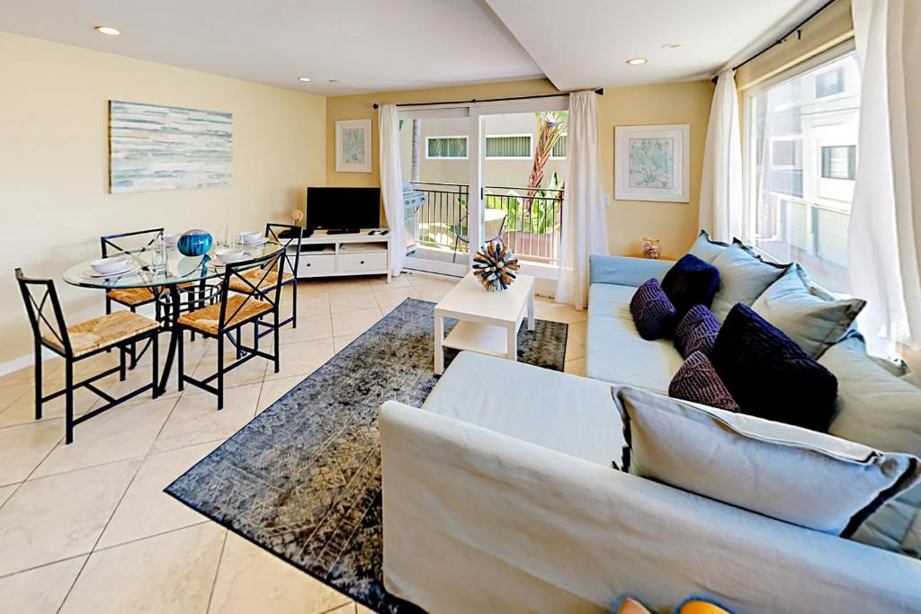 圣地亚哥Asbury Haven的客厅配有沙发和桌子