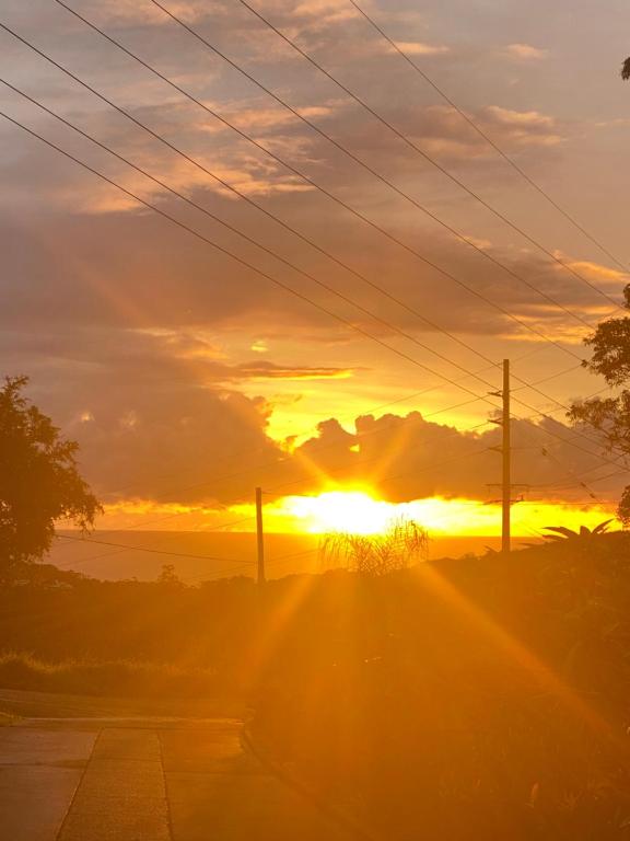 科夫斯港Ocean View Oasis, Coffs Harbour的日落在一条阳光明媚的道路上