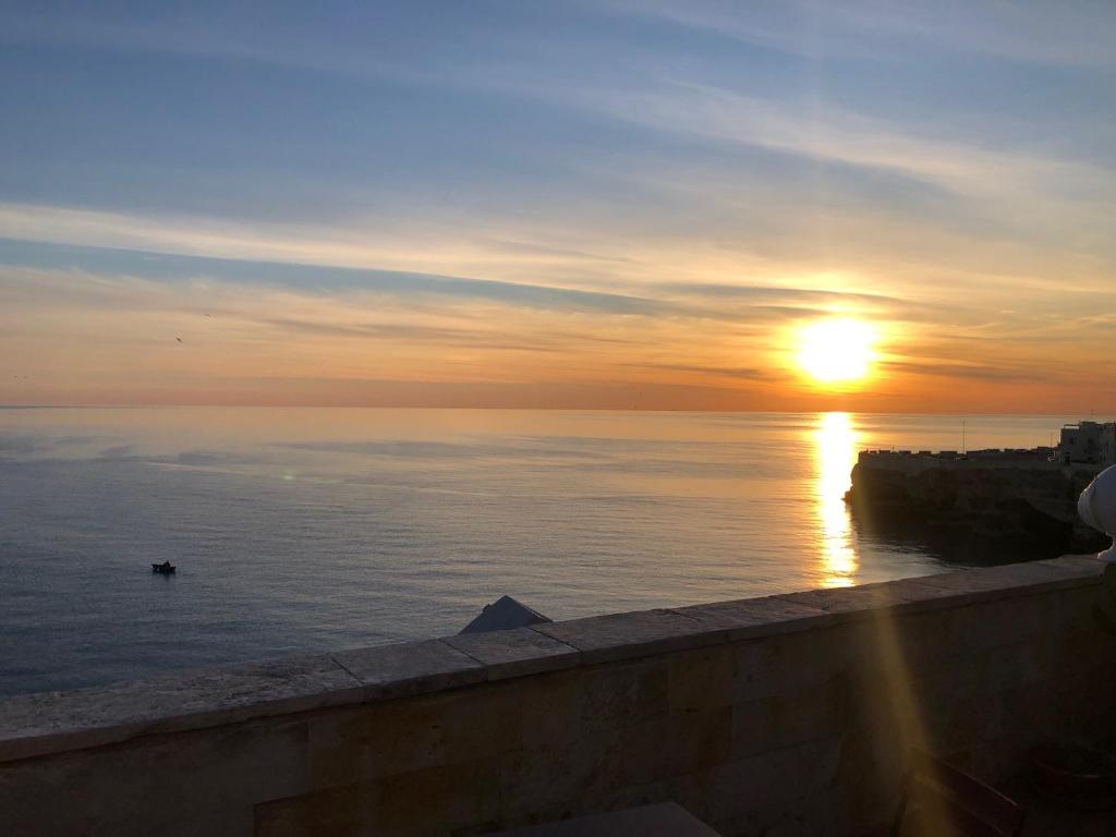 滨海波利尼亚诺La Torretta del Senatore的夕阳西下,天空中